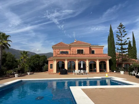 Haus 400 m² in Estepona