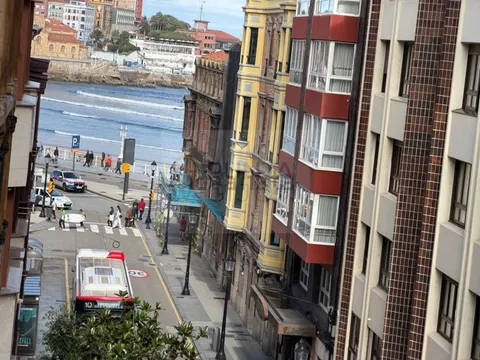 Flat 75 m² in Gijón / Xixón