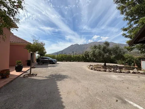 Haus 400 m² in Estepona