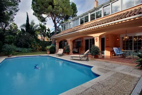 House 450 m² in Estepona
