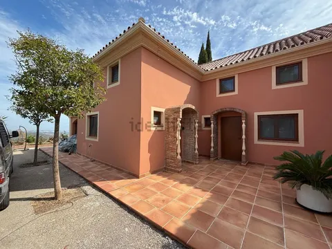 Haus 400 m² in Estepona