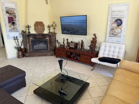 House 380 m² in Onil