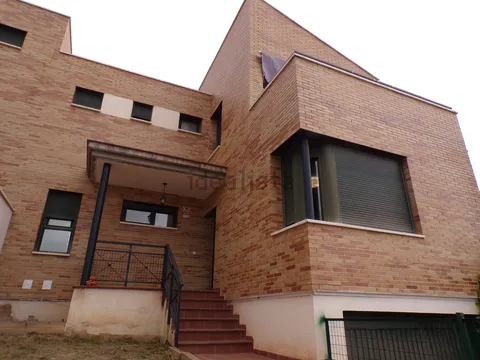 Casa de 230 m² a Bargas