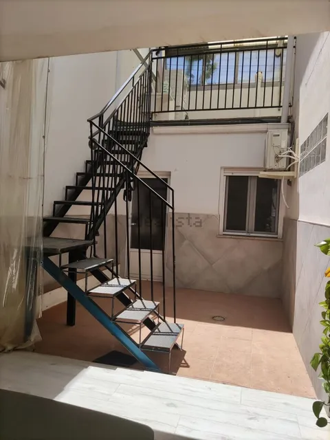 Stanza in affitto, Baza