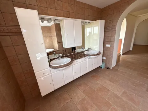 Haus 400 m² in Estepona