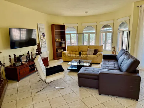 House 380 m² in Onil