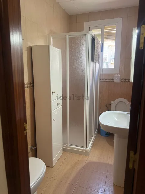 Room for rent, Baza