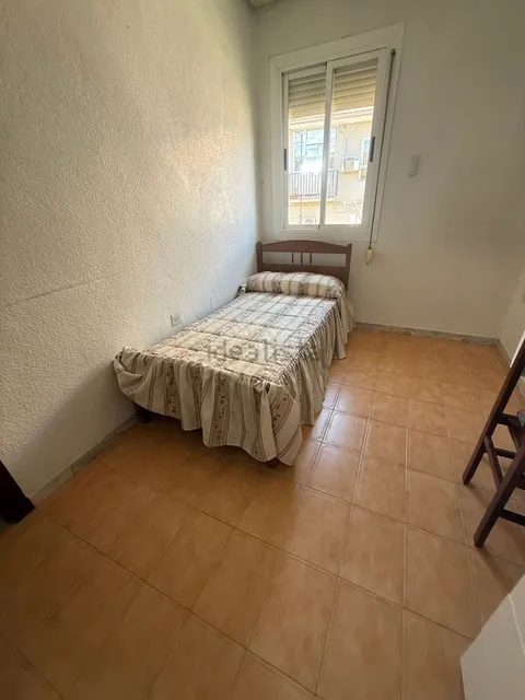 Habitació de lloguer, Baza