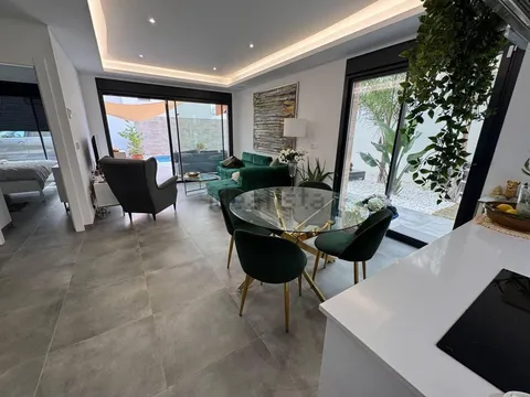Casa de 160 m² a Los Montesinos
