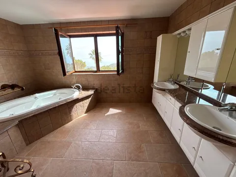Haus 400 m² in Estepona