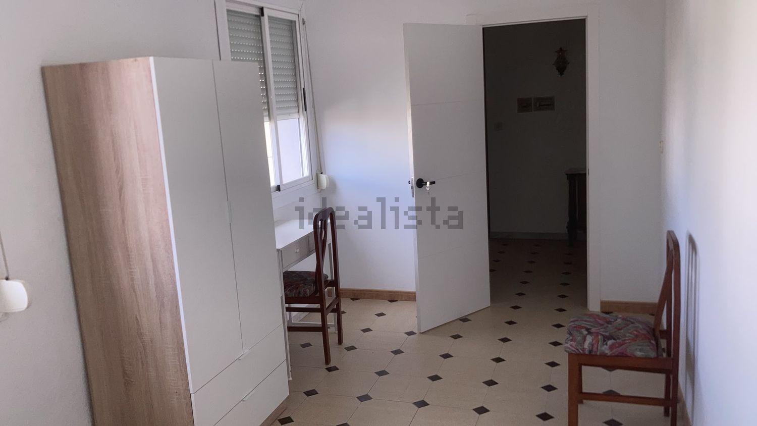Room for rent, Baza