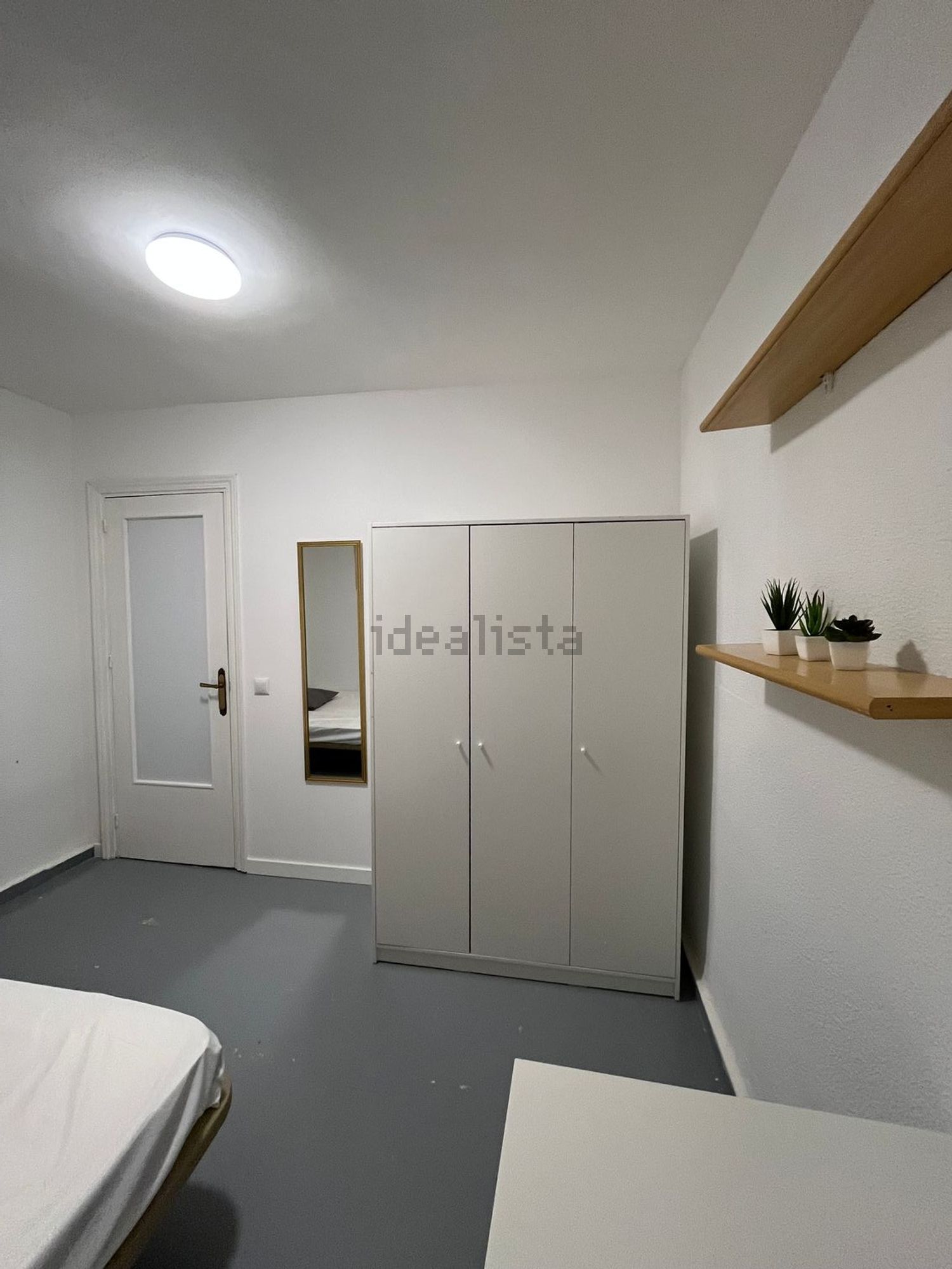 Кімната в оренду, Recas