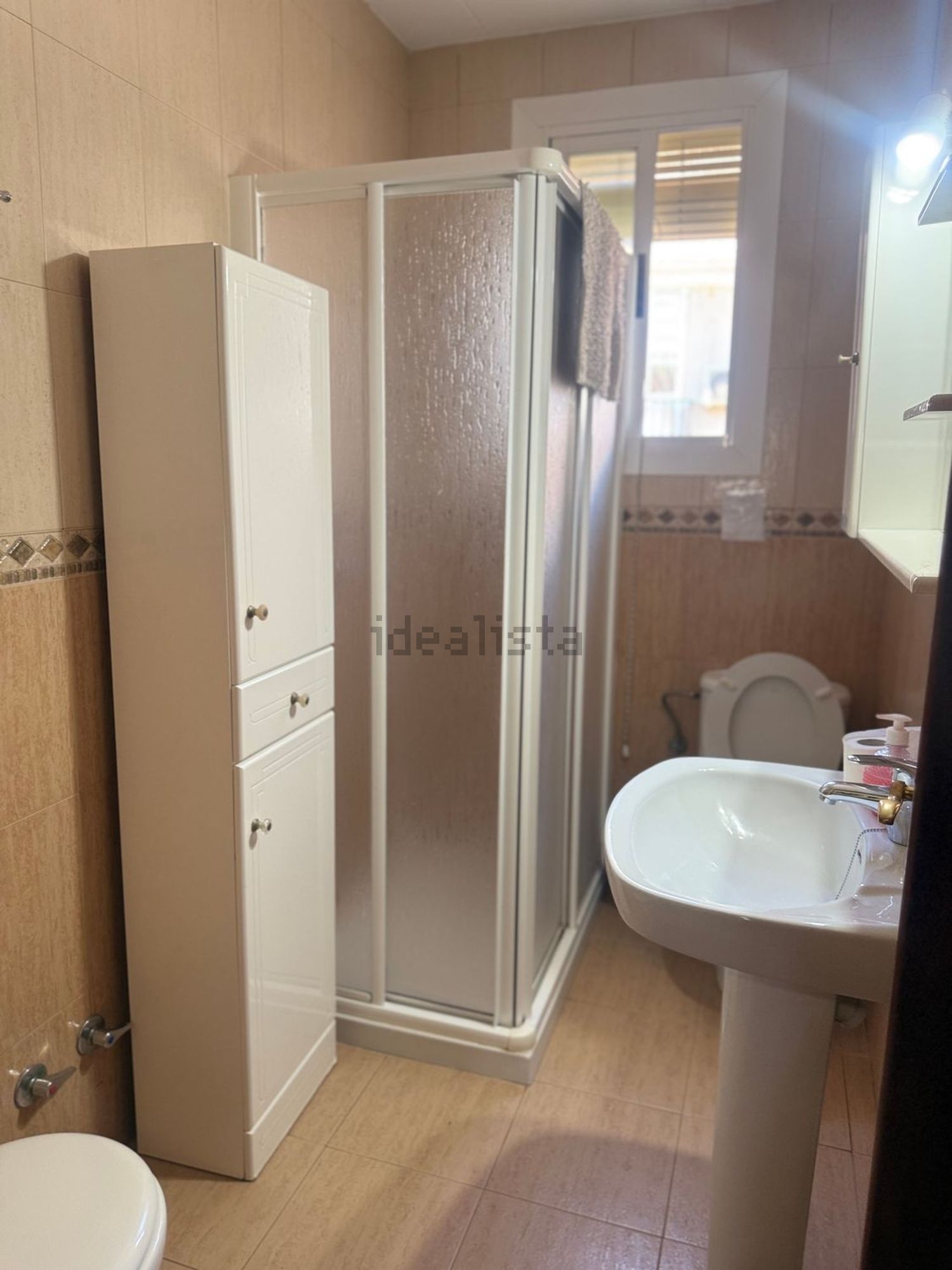 Room for rent, Baza