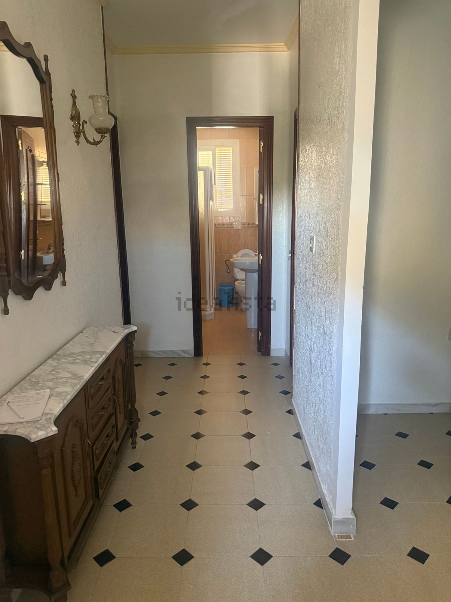 Room for rent, Baza