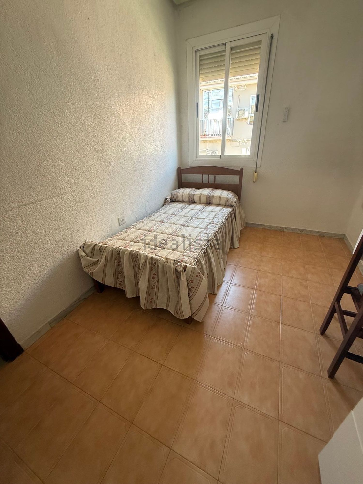 Habitació de lloguer, Baza