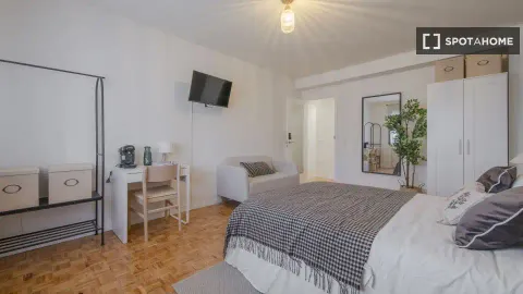 Room for rent, Madrid (4/19)