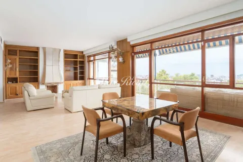 Flat 200 m² in Barcelona (2/42)