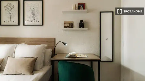 Room for rent, Madrid (4/19)
