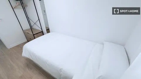 Room for rent, Madrid (4/19)
