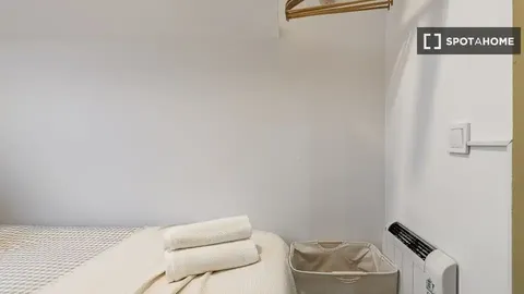 Room for rent, Barcelona (4/19)