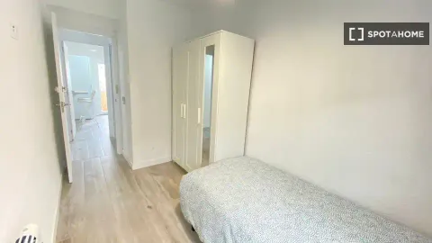 Room for rent, Madrid (4/19)