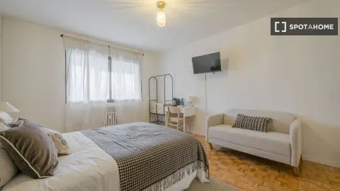 Room for rent, Madrid (3/19)
