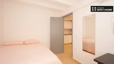Room for rent, Barcelona (3/19)