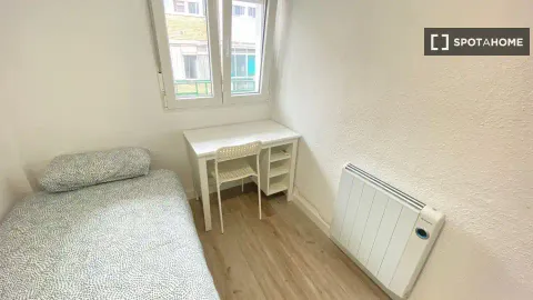Room for rent, Madrid (3/19)