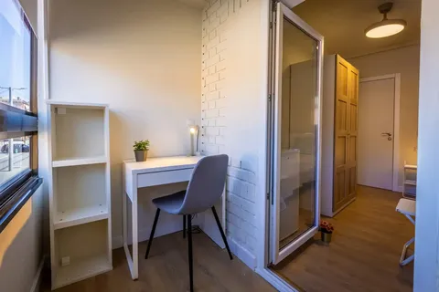 Habitació de lloguer, Parla
