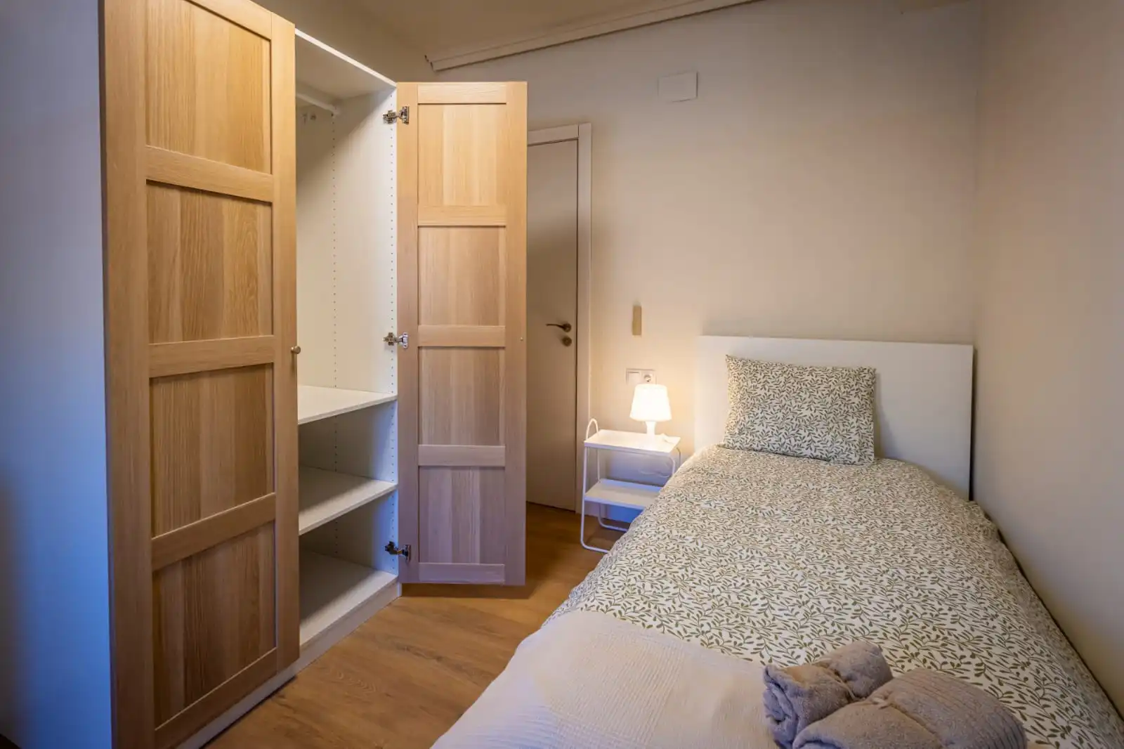 Habitació de lloguer, Parla
