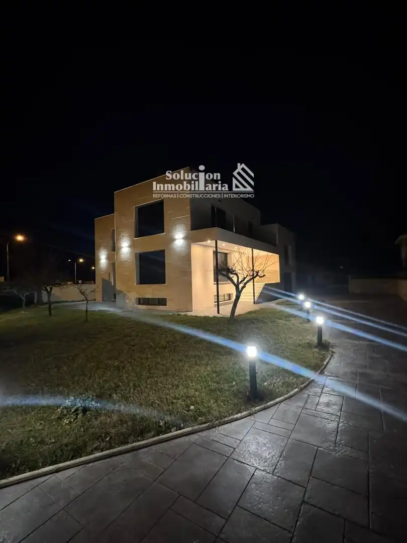 Pis de 500 m² a Villamayor