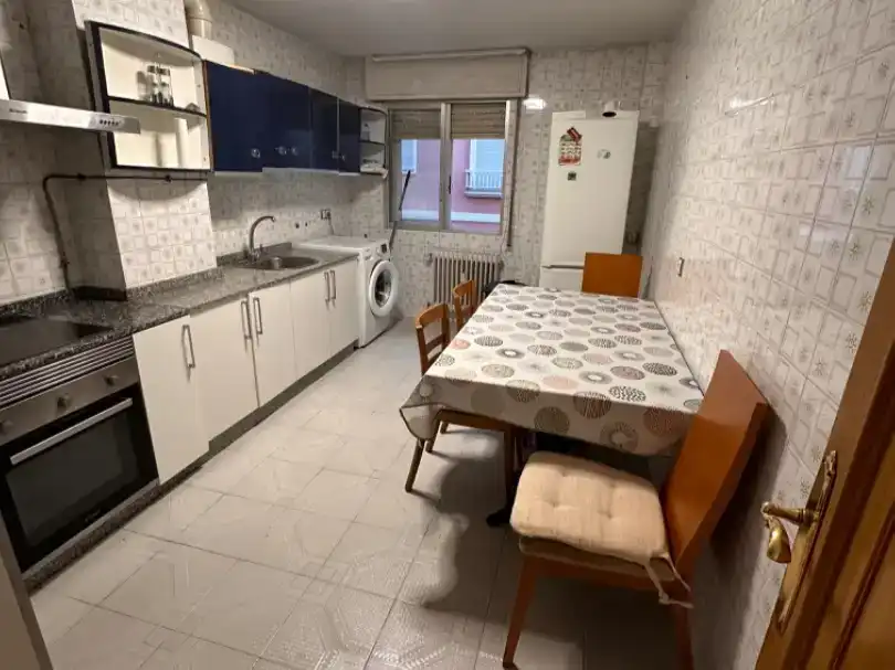 Chambre 110 m², Ourense