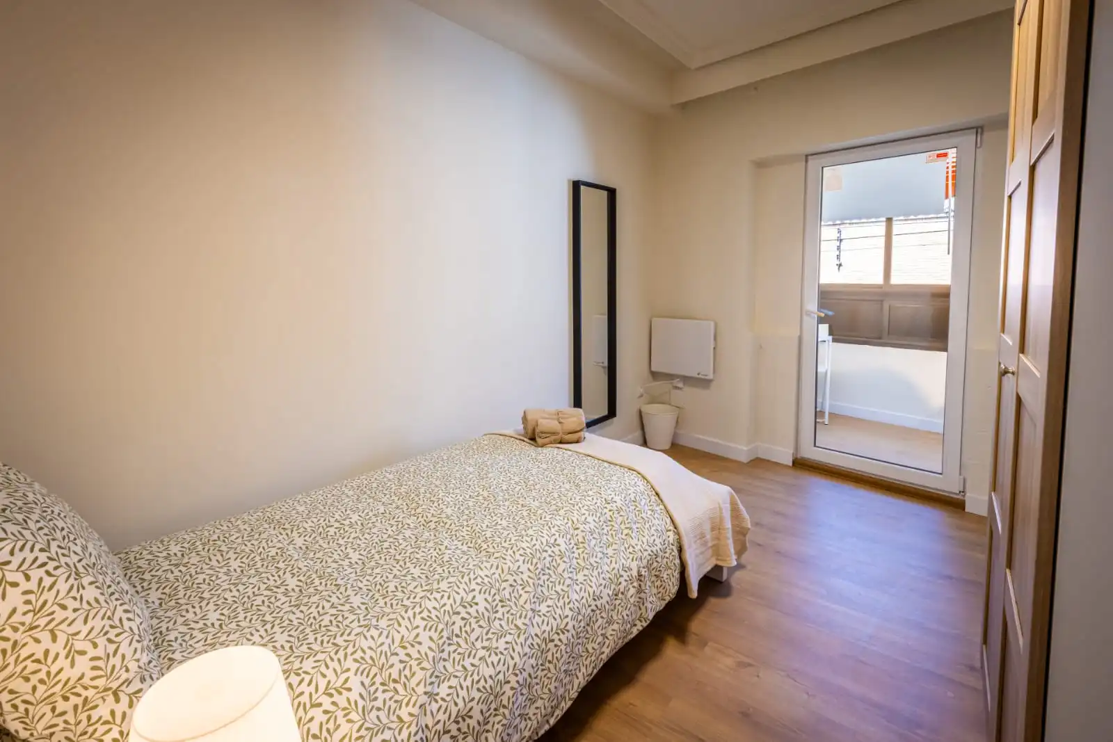 Habitació de lloguer, Parla
