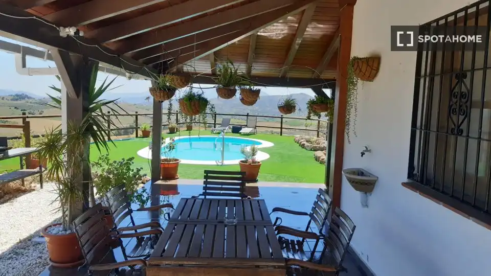 Habitación 127 m², Alozaina