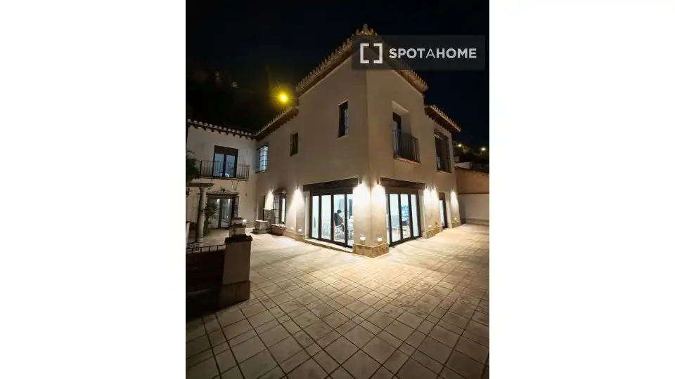 Habitación 1500 m², Granada