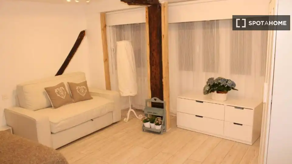 Habitación en alquiler, Mundaca