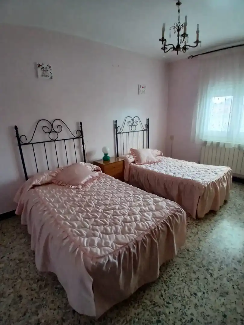 Chambre 106 m², La Almunia de Doña Godina