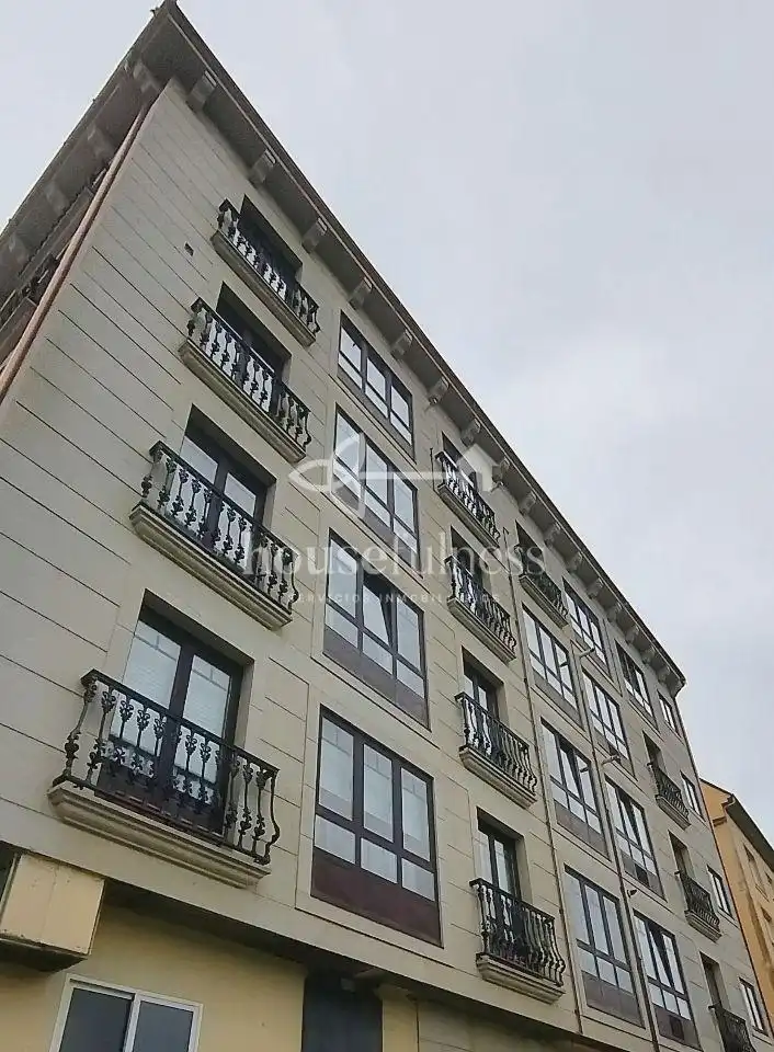 Pis de 1001 m² a Narón