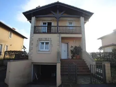 House 216 m² in Udías