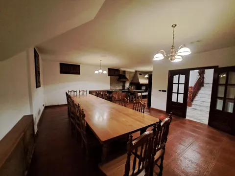 Casa de 494 m² a Teo