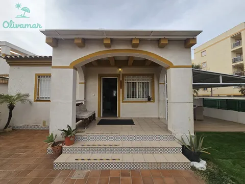 Casa de 100 m² a Oliva