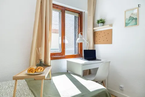 Habitació de lloguer, Parla
