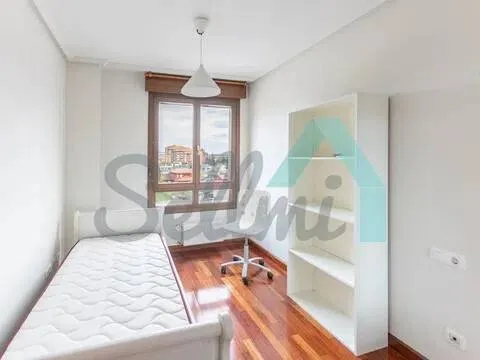 Piso de 77 m² en Oviedo