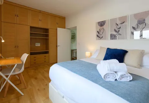 Flat 85 m² in Madrid (2/41)
