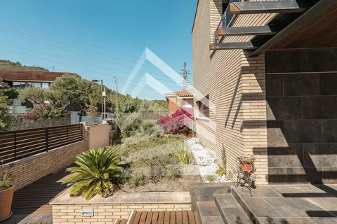 Casa de 228 m² a Sant Just Desvern (2/77)