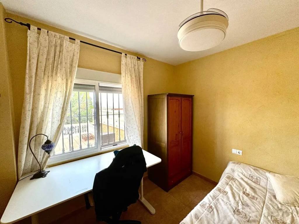 Casa de 150 m² en Jacarilla