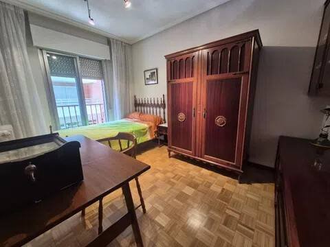 Room 100 m², Ávila