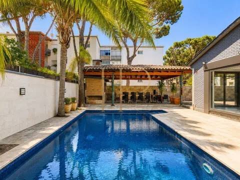 Casa de 350 m² en Castelldefels