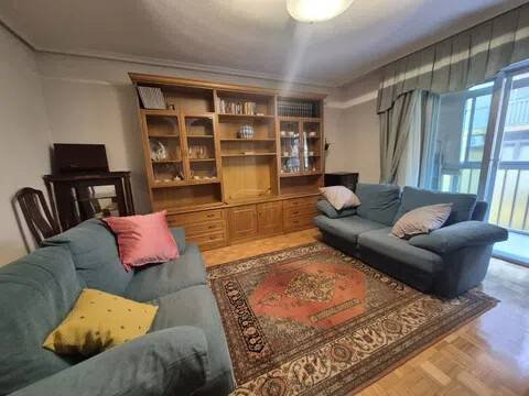 Room 100 m², Ávila