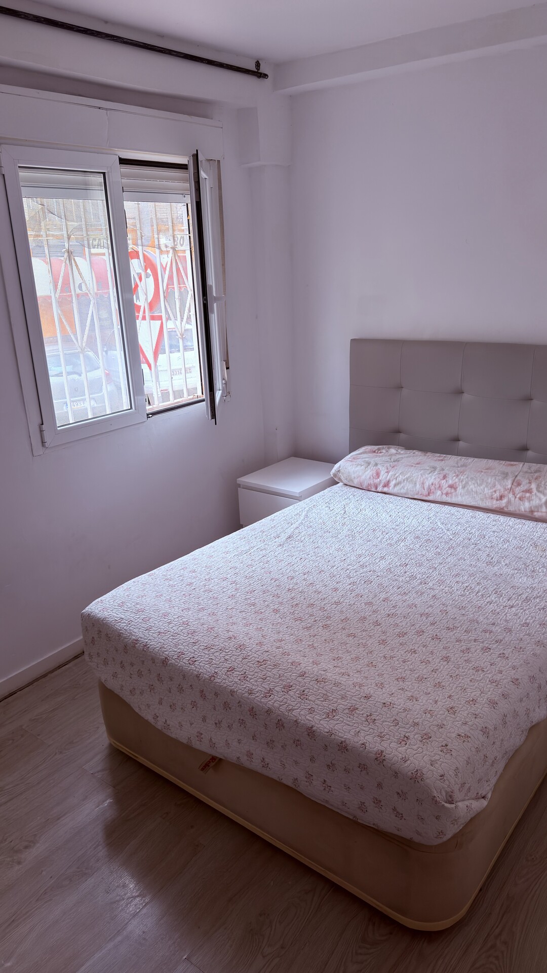 Habitació de lloguer, Parla